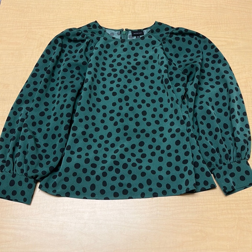 Who What Wear green and black polka dot balloon sleeve blouse, medium